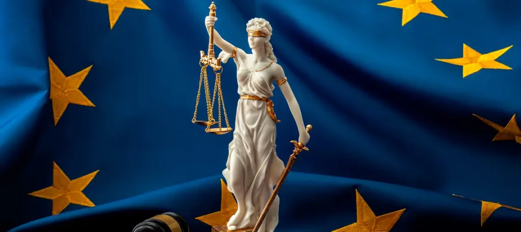 Justitia-Statue vor EU-Flagge – Symbol für europäisches Recht und Rechtsprechung im Binnenmarkt