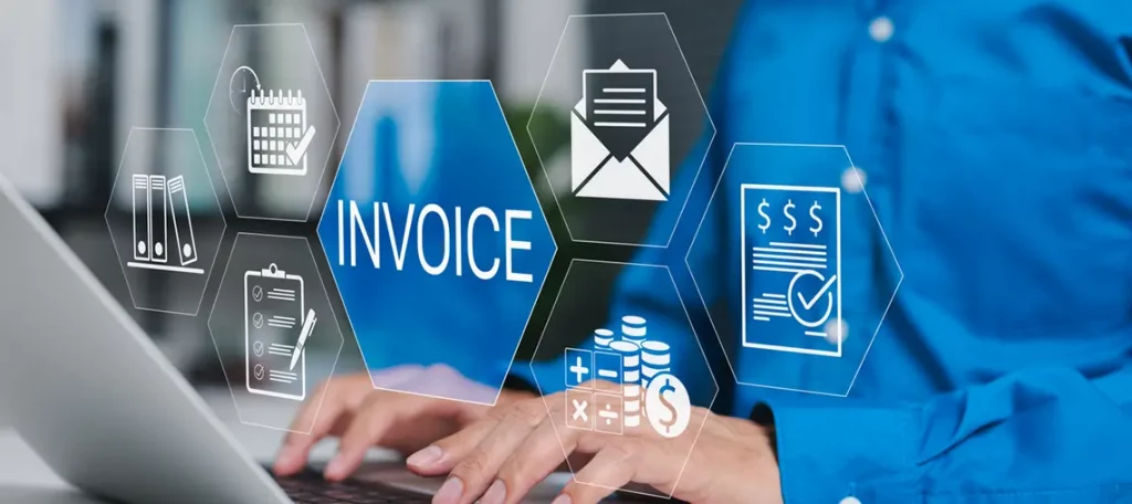 Person arbeitet am Laptop mit digitalen Symbolen rund um Rechnungen und Buchhaltung – Schriftzug „Invoice“ im Vordergrund