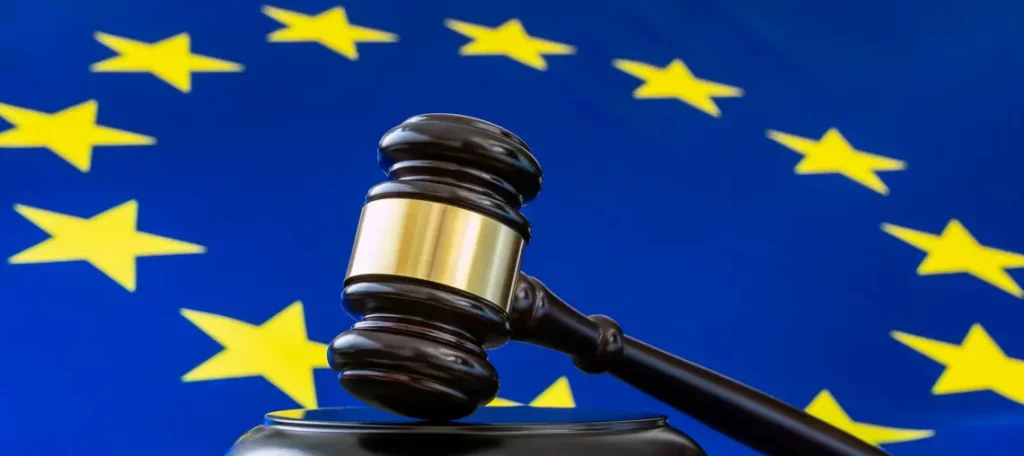 Richterhammer vor der EU-Flagge als Symbol für EuGH-Urteil zur Steuerbefreiung von Ausfuhrlieferung