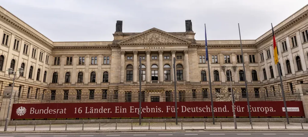Außenansicht des Bundesratsgebäudes in Berlin mit Banner ‚16 Länder. Ein Ergebnis. Für Deutschland. Für Europa. Symbolisch für die Änderung des Art. 137 MwStSystRL