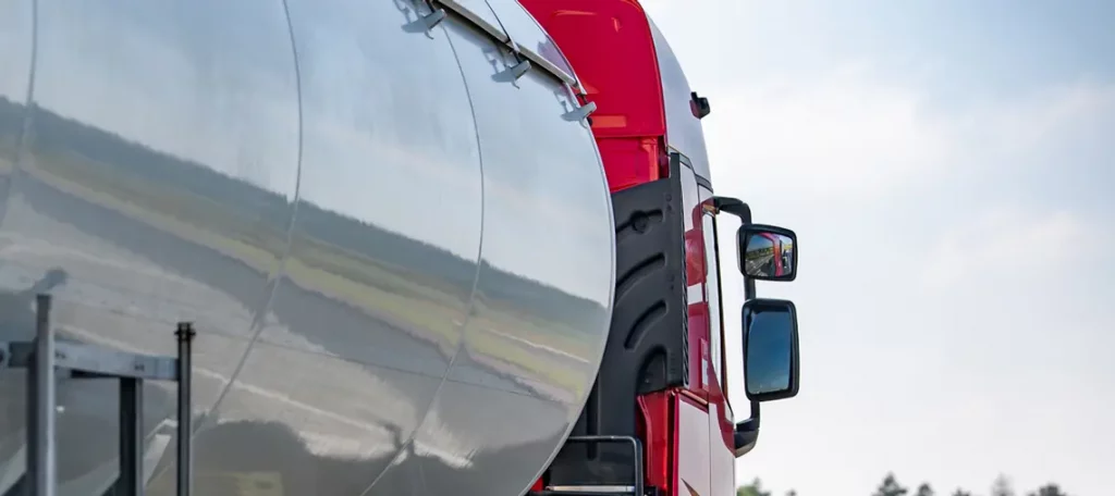 ahaufnahme eines roten Tanklastwagens mit spiegelndem Metalltank – Symbolisch für das Transportzuordnung im Reihen- und Dreiecksgeschäft