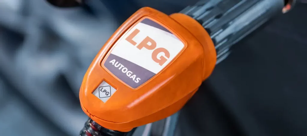 LPG-Autogas Zapfpistole an einer Tankstelle in Nahaufnahme, symbolisch für Vorsteuerabzug vs. Vorsteuer-Vergütungsverfahren