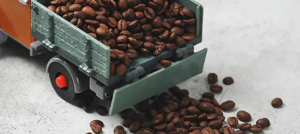 Transport von Kaffeebohnen auf einem Lastwagen als Symbol für die Kaffeesteuerenstehung in Deutschland