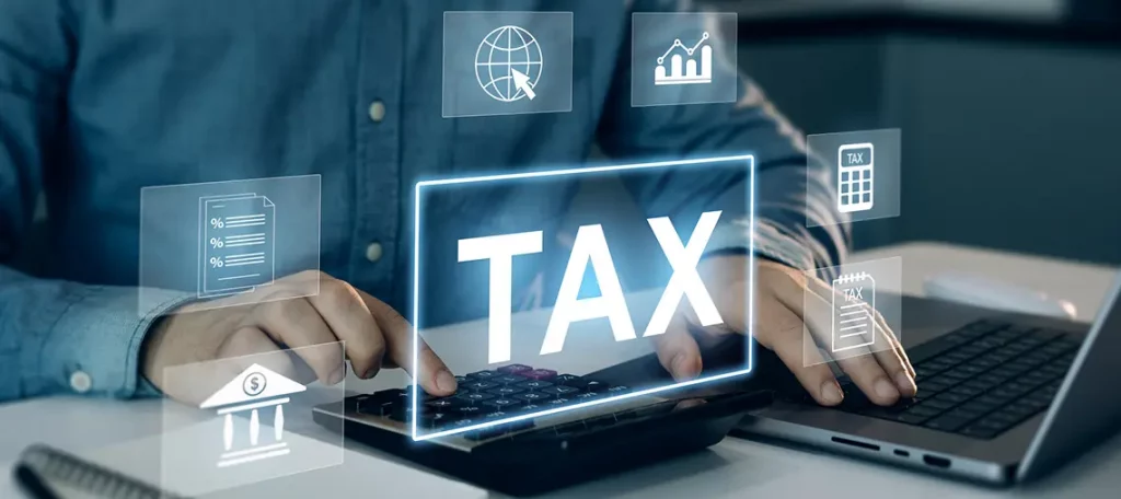 Person nutzt Taschenrechner und Laptop zur Steuerberechnung, Symbolbild zur Umsatzsteuer und zum § 2b UStG für juristische Personen des öffentlichen Rechts