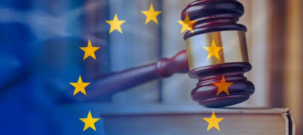 Richterhammer vor EU-Flagge als Symbol für die Entscheidung des EuGH zum Zeitpunkt des Vorsteuerabzugs im Umsatzsteuerrecht.