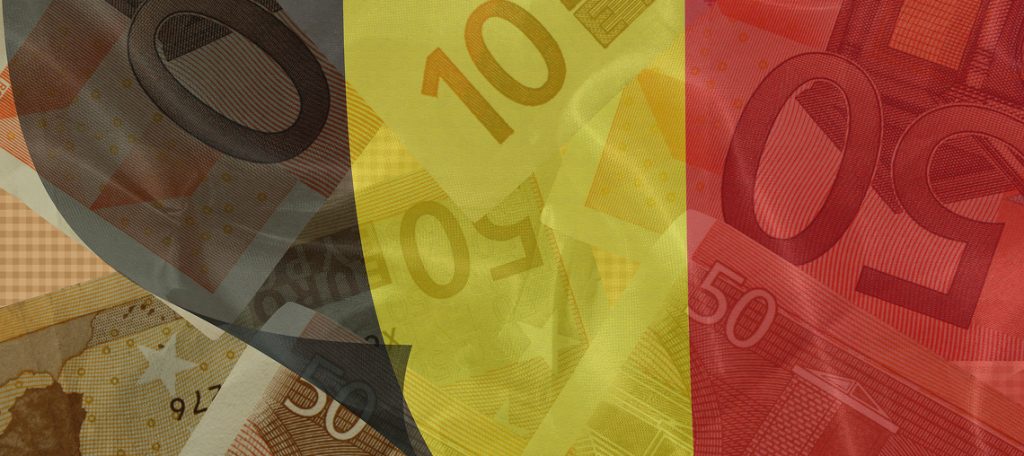 Symbolbild zur belgischen Mehrwertsteuer-Reform: Belgische Flagge kombiniert mit Euro-Banknoten.