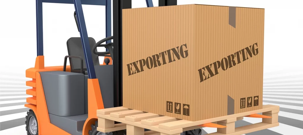 Eine 3D-Illustration eines orangefarbenen Gabelstaplers, der eine Holzpalette mit einem großen Karton anhebt. Auf dem Karton ist in schwarzer Blockschrift das Wort „EXPORTING“ sowie verschiedene Versandsymbole aufgedruckt. – Symbolisch für die Überführung von Waren zur Ausfuhr im Rahmen einer passiven Veredelung bei einer nicht in der Bewilligung zugelassenen Zollstelle