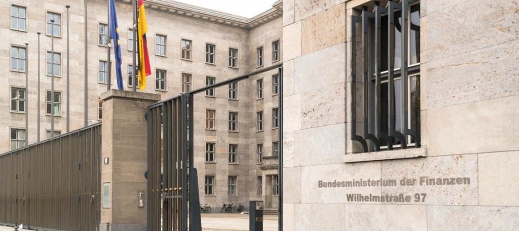 Außenansicht des Bundesministeriums der Finanzen in der Wilhelmstraße Berlin mit Blick auf den Eingang und den Schriftzug, passend zum BMF-Schreiben über die Unternehmereigenschaft von Bruchteilsgemeinschaften.