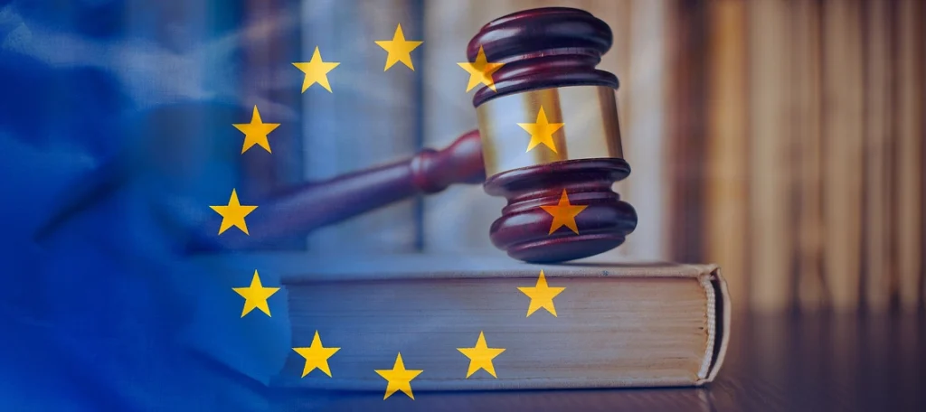 Richterhammer und Gesetzbuch vor EU-Flagge als Symbol für den EuGH und den Zeitpunkt des Vorsteuerabzugsrechts